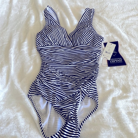 Embrace Your Curves Miracle Brand Black White Swimsuit One Piece Size M 4-6 NWT - Picture 1 of 12